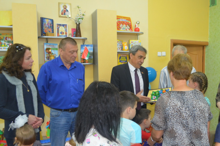 Член Совета Республики В.Дроботов 
принял участие в благотворительной акции
«В школу с добрым сердцем»
