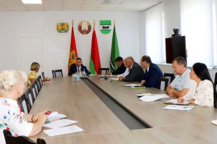 Эффективный способ коммуникации с населением: В.Ананич провел прием граждан Осиповичского района