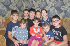 Член Совета Республики Н.Маркович
поздравила многодетную маму с высокой
государственной наградой — орденом Матери
