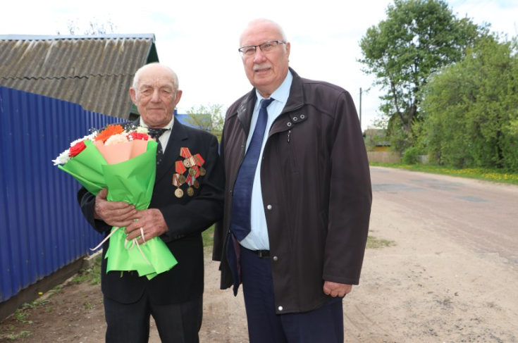 Член Совета Республики А.Багель поздравил с наступающим праздником Великой Победы узника фашистского лагеря