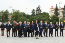 Азербайджанская парламентская делегация во главе с Председателем Милли Меджлиса Азербайджанской Республики Сагибой Гафаровой возложила венок и цветы к монументу Победы