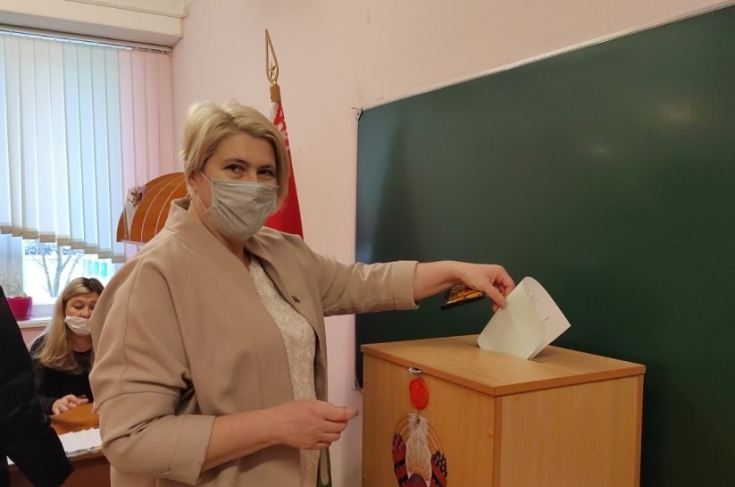 Член Совета Республики М.Ильина приняла участие в досрочном голосовании