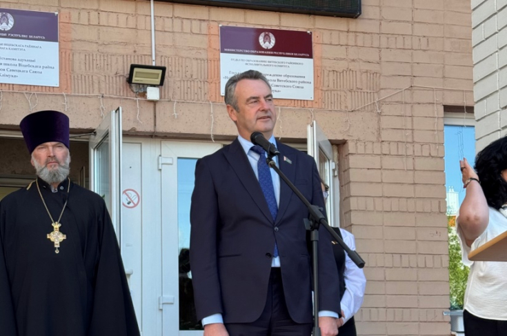 Член Совета Республики А.Сидоров поздравил выпускников Новкинской школы с последним звонком