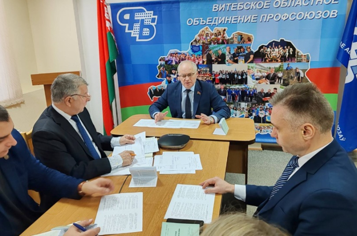 Член Совета Республики Ю.Деркач провел рабочее совещание с председателями отраслевых профсоюзов Витебской области