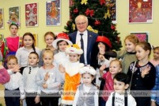 Член Совета Республики Ю.Деркач принял участие в новогодней благотворительной акции «Наши дети»