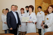 Член Совета Республики В.Ананич передал средства защиты и сертификат в Бобруйскую центральную больницу