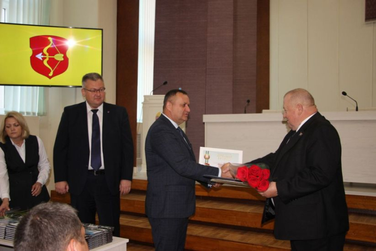Член Совета Республики В.Хроленко отмечен почетными грамотами в ходе расширенного заседания Пинского райисполкома