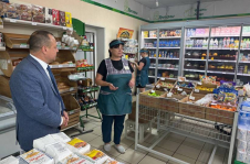 Член Совета Республики Э.Гаврилкович провел мониторинг цен и ассортимента товаров в агрогородках Лунинецкого района