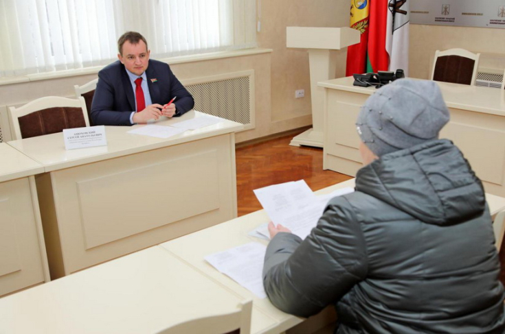 Член Совета Республики С.Анюховский провел прием граждан в Бобруйске