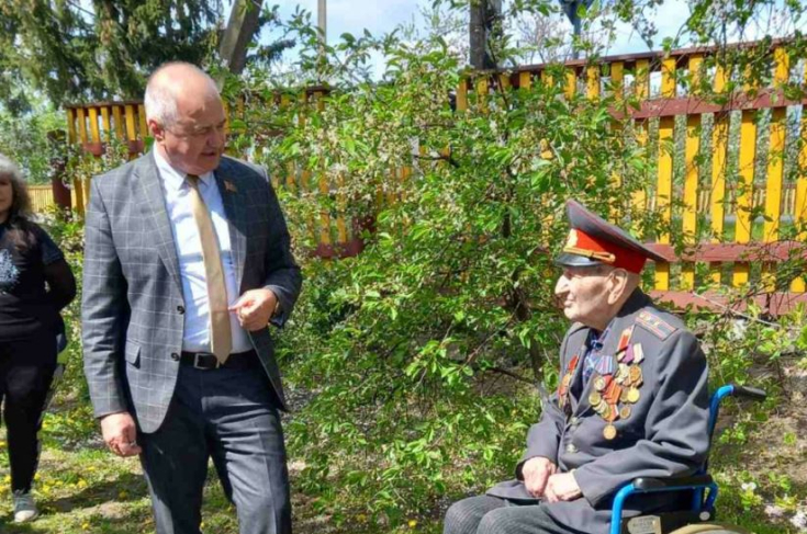 Член Совета Республики Г.Протосовицкий посетил на дому ветерана Великой Отечественной войны Ключенко В.З.