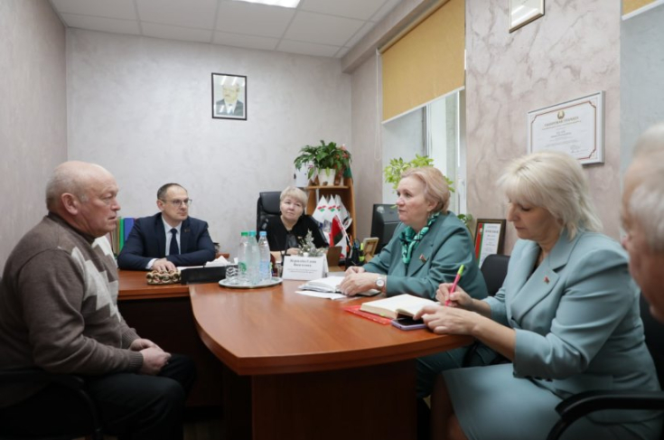 Член Совета Республики Е.Журавлёва в г. Копыле провела личный прием граждан, встретилась с депутатами и посетила среднюю школу № 3.