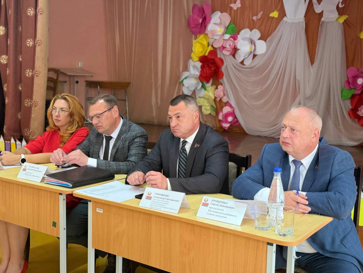 Александр Горошкин провел совещание в агрогородке Вейно Могилевского района