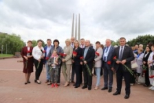 Члены Президиума Совета Республики В.Лискович и Т.Рунец приняли участие в церемонии возложения цветов к Вечному огню мемориального комплекса «Три штыка»
