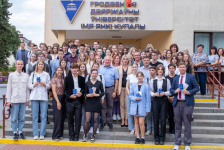 Член Совета Республики В.Лискович вручил членские билеты студентам 1-го курса Купаловского университета