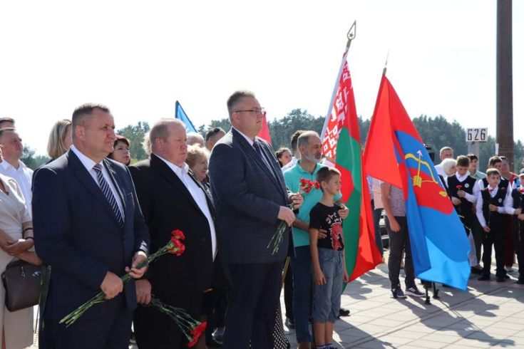 Член Совета Республики В.Хроленко принял участие в церемонии открытия мемориальной доски борцу за воссоединение Беларуси