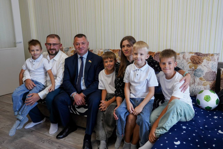 Благотворительная акция «Соберем портфель вместе »: Александр Горошкин поздравил многодетную семью с началом учебного года