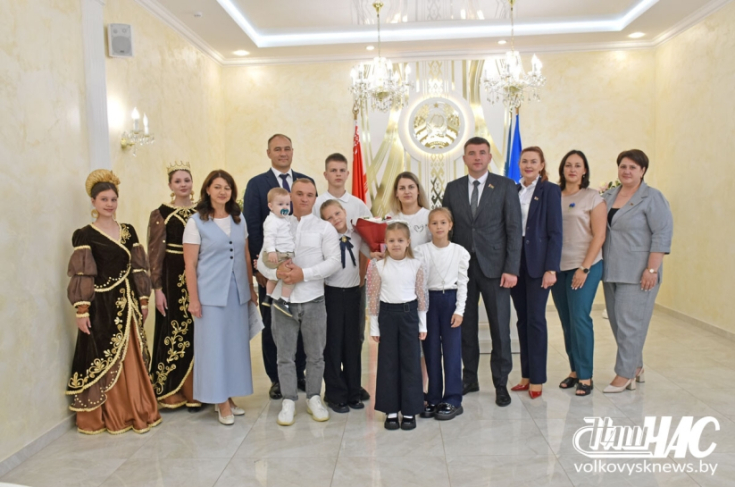 Член Совета Республики Д.Захарчук вручил орден Матери жительнице Волковысского района