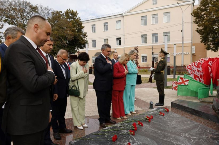 «Мы ни на минуту не должны забывать о тех, кто 80 лет назад отстоял свободу и независимость нашей Родины». Члены Совета Республики приняли участие в торжественном митинге