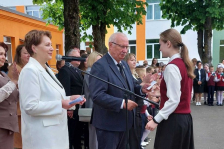 Член Совета Республики А.Багель принял участие в торжественных линейках, посвященных окончанию учебного года