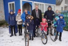 Член Совета Республики В.Полищук принял участие в благотворительной акции ко Дню инвалидов «Подари тепло ближнему»