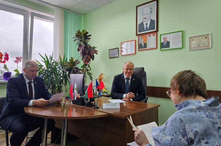 Член Совета Республики В.Байко в рамках единого дня приема граждан в Брестской области выслушал людей в Каменце