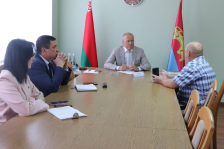 «Инициатива хорошая – готовы присоединиться»: Валентин Байко провёл приём граждан и прямую линию в Мостовском райисполкоме