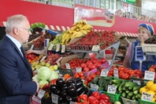 Член Совета Республики Ю.Деркач провел мониторинг цен на сельхозпродукцию в Витебске