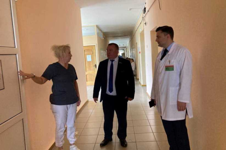 Член Совета Республики Ю.Васильцов изучил условия пребывания больных в Рогачевской центральной районной больнице