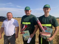Юрий Васильцов наградил комбайнеров ОАО «Тихиничи»