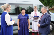 А.Смоляк приняла участие в церемонии передачи микроавтобуса Гомельскому областному центру инклюзивной культуры
