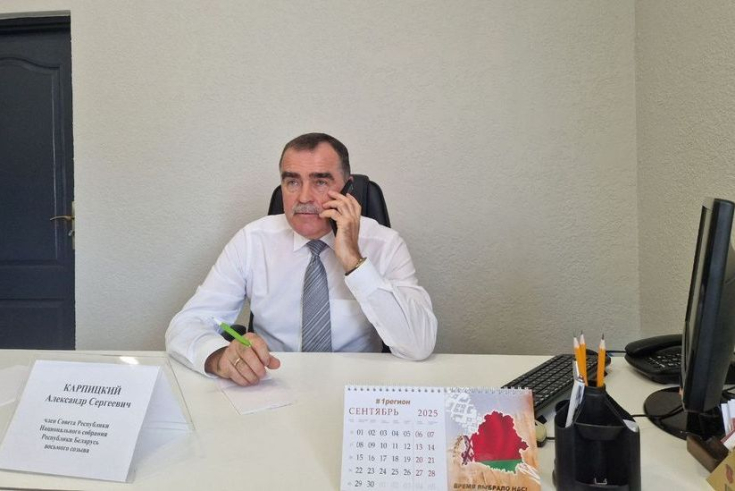 А.Карпицкий провел личный прием граждан и прямую телефонную линию