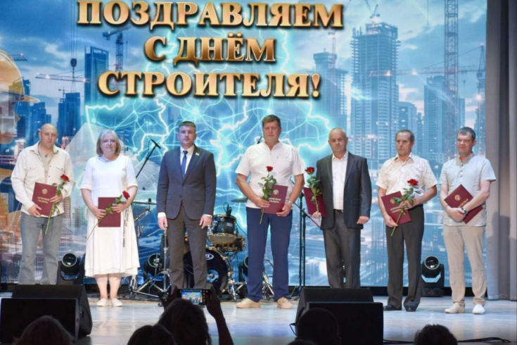 Дмитрий Захарчук поздравил строителей с профессиональным праздником