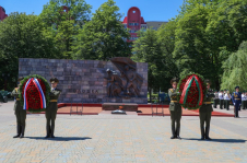Наталья Кочанова и Валентина Матвиенко возложили цветы к памятнику «Освободителям Полоцка»