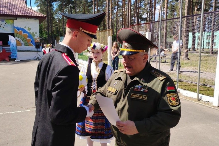 Член Совета Республики Андрей Кривоносов наградил победителей областного этапа военно-патриотической игры «Зарница»