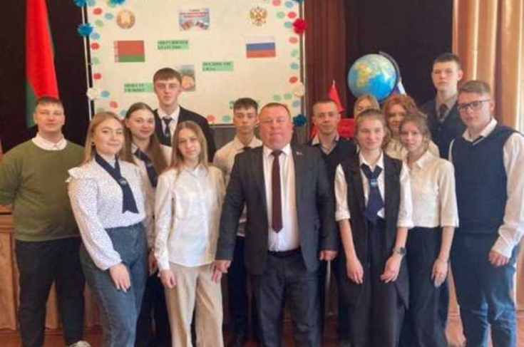 Член Совета Республики Ю.Васильцов провел встречу с учащимися Тихиничской средней школы имени А.А.Осипова