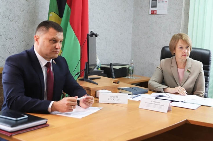 Член Совета Республики Е.Зенкевич
провела прямую телефонную линию
и личный прием граждан 
