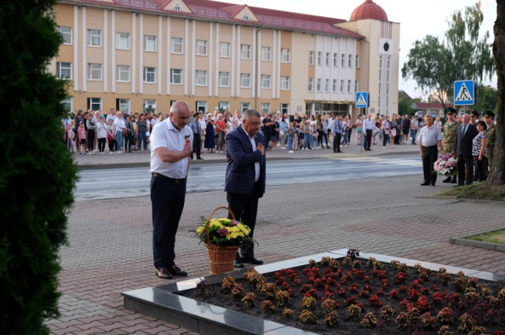 
Г.Протосовицкий принял участие в возложении цветов к Братской могиле 
