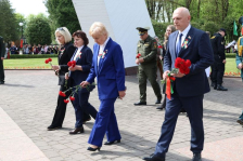 Член Совета Республики Андрей Жамойда на возложении цветов к Кургану Бессмертия в г.Лиде