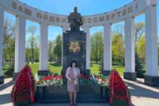 Член Совета Республики Т.Абель приняла участие в возложении цветов и венков к мемориалу «Аллея Героев» и торжественном собрании в общественно-культурном центре