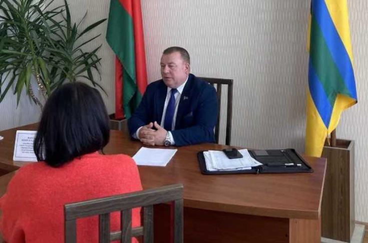 Член Совета Республики Ю.Васильцов провел прямую телефонную линию и личный прием граждан