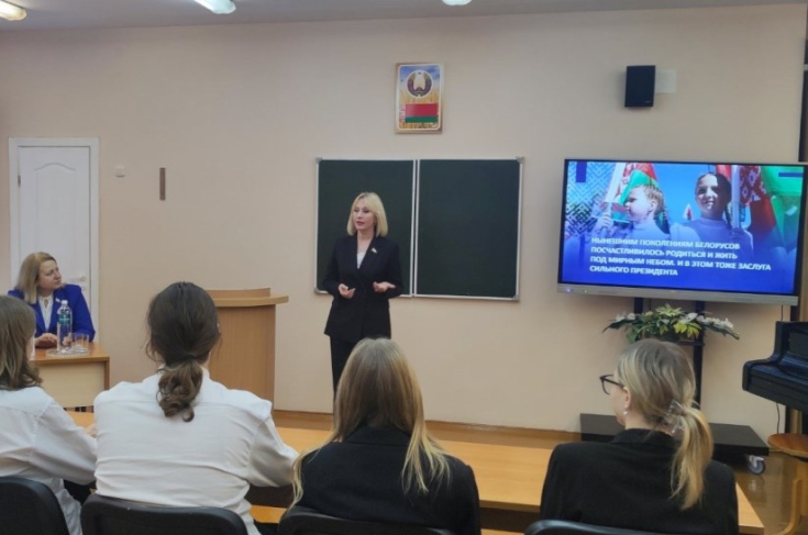 Член Совета Республики Е.Стальбовская провела информационную встречу с выпускниками Гродненской городской гимназии