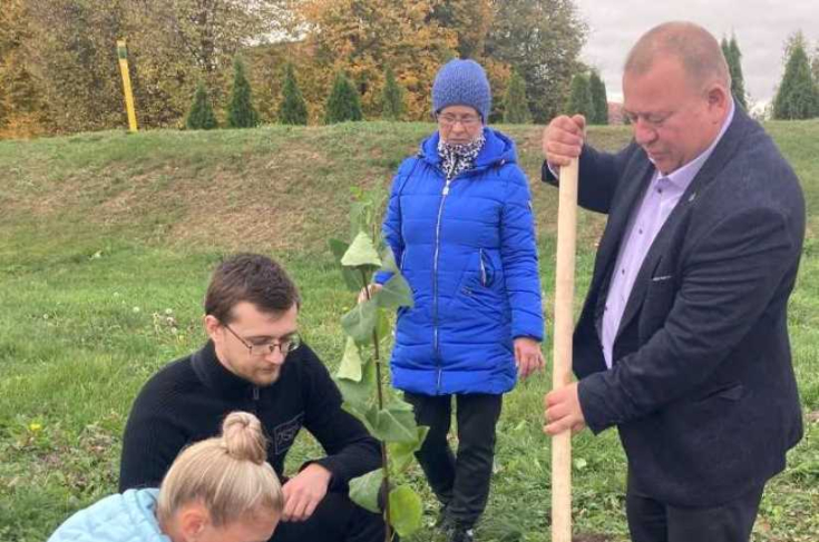 Член Совета Республики Ю.Васильцов
принял участие в едином дне озеленения
