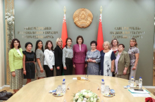 «Семьи с детьми — это наше богатство». Наталья Кочанова провела встречу с активом ОО «Белорусская ассоциация многодетных родителей»