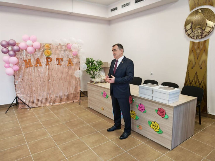 В преддверии Дня женщин Александр Карпицкий посетил Малоритский территориальный центр социального обслуживания населения, где поздравил дам с прекрасным весенним праздником