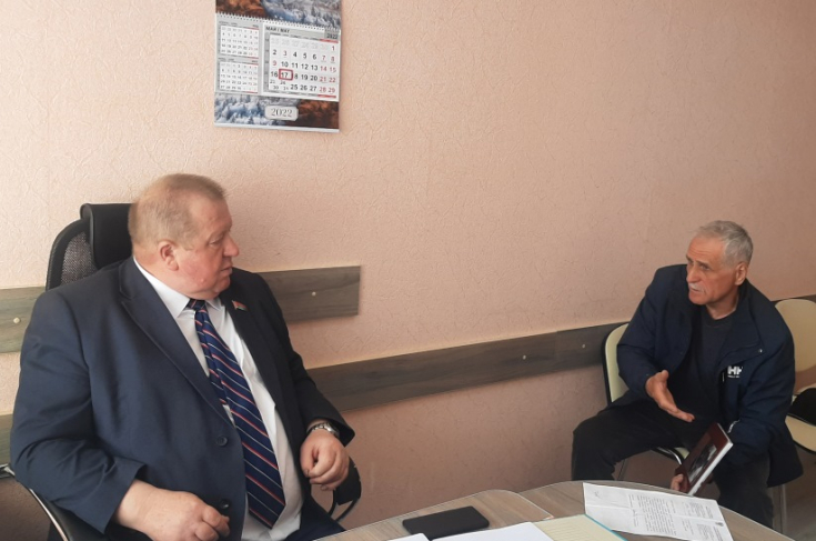 Член Совета Республики В.Хроленко провел «прямую телефонную линию» и личный прием граждан