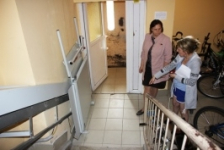 Член Совета Республики Е.Серафинович поспособствует решению проблем инвалида-колясочника