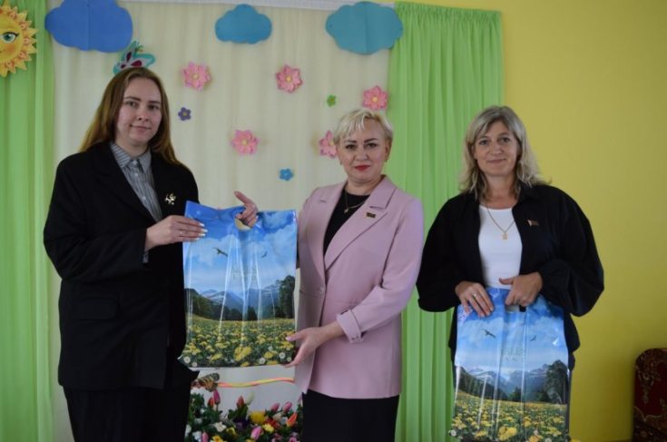 Член Совета Республики Н.Маркович вручила наборы с канцелярскими принадлежностями в рамках республиканской акции «В школу – с «Белой Русью»