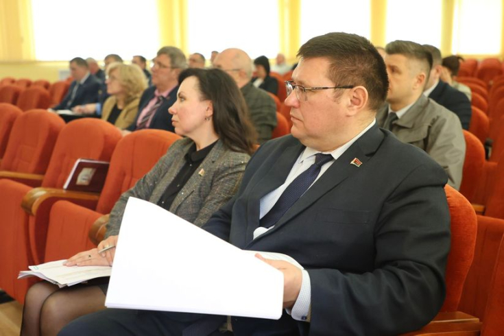 П.Ошурик принял участие в заседании организационного штаба по подготовке областного фестиваля-ярмарки тружеников села «Дажынкі» 18 марта 2025 г. член Постоянной комиссии Совета Республики по экономике, бюджету и финансам, начальник главного финансового управления Гродненского облисполкома Павел Ошурик совместно с председателем Гродненского облисполкома и иным руководящим составом принял участие в г. Волковыске в заседании организационного штаба по подготовке и проведению областного фестиваля-ярмарки тружеников села «Дажынкі». В ходе заседания обсуждались вопросы готовности ряда объектов города, и инфраструктуры к проведению праздника.
 «Город Волковыск примечательный и благоустроенный город. При этом в период подготовки к такому масштабному событию появляется возможность сделать г. Волковыск и Волковысский регион еще краше. Сплоченная работа руководства района и области позволят улучшить облик города и района. Проведение подобных ежегодных праздников — это добрая традиция, доказавшая временем о ее эффективности. Известно, что к такому торжеству регион готовится заранее, и это очередной повод привести в порядок, отремонтировать, открыть новые необходимые объекты. В рамках подготовки к фестивалю-ярмарке ведется работа по реконструкции и ремонту некоторых улиц и дорог, благоустройство и ремонт зданий торговли и услуг. Кроме того, учитывая Год благоустройства проведение такого мероприятия — отличная возможность сделать очередной населенный пункт и его окрестности еще красивее и комфортнее для жителей», — отметил сенатор.
