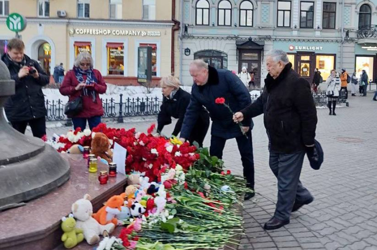 Член Совета Республики В.Лискович возложил цветы к стихийному мемориалу жертвам трагедии в подмосковном «Крокус Сити Холле»