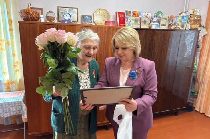 Член Совета Республики Л.Сапего поздравила с Днем Независимости Республики Беларусь ветерана войны и труда Нину Ивановну Мозолеву